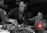 Standbild US-Armee Soldaten mit chinesischen Kinder China, 1943, aus Sekunde 31 historischem Filmmaterial Videoclip 65675053428