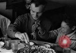 Standbild US-Armee Soldaten mit chinesischen Kinder China, 1943, aus Sekunde 32 historischem Filmmaterial Videoclip 65675053428
