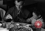 Standbild US-Armee Soldaten mit chinesischen Kinder China, 1943, aus Sekunde 33 historischem Filmmaterial Videoclip 65675053428