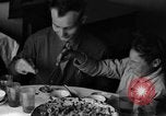 Standbild US-Armee Soldaten mit chinesischen Kinder China, 1943, aus Sekunde 35 historischem Filmmaterial Videoclip 65675053428