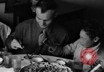 Standbild US-Armee Soldaten mit chinesischen Kinder China, 1943, aus Sekunde 37 historischem Filmmaterial Videoclip 65675053428