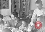 Standbild US-Armee Soldaten mit chinesischen Kinder China, 1943, aus Sekunde 38 historischem Filmmaterial Videoclip 65675053428