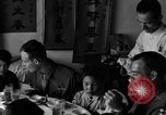Standbild US-Armee Soldaten mit chinesischen Kinder China, 1943, aus Sekunde 39 historischem Filmmaterial Videoclip 65675053428