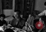 Standbild US-Armee Soldaten mit chinesischen Kinder China, 1943, aus Sekunde 40 historischem Filmmaterial Videoclip 65675053428