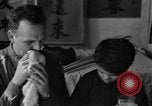 Standbild US-Armee Soldaten mit chinesischen Kinder China, 1943, aus Sekunde 52 historischem Filmmaterial Videoclip 65675053428