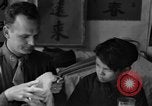 Standbild US-Armee Soldaten mit chinesischen Kinder China, 1943, aus Sekunde 53 historischem Filmmaterial Videoclip 65675053428