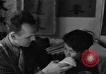 Standbild US-Armee Soldaten mit chinesischen Kinder China, 1943, aus Sekunde 54 historischem Filmmaterial Videoclip 65675053428