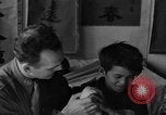 Standbild US-Armee Soldaten mit chinesischen Kinder China, 1943, aus Sekunde 55 historischem Filmmaterial Videoclip 65675053428