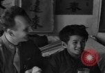 Standbild US-Armee Soldaten mit chinesischen Kinder China, 1943, aus Sekunde 56 historischem Filmmaterial Videoclip 65675053428
