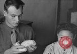Standbild US-Armee Soldaten mit chinesischen Kinder China, 1943, aus Sekunde 57 historischem Filmmaterial Videoclip 65675053428