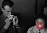 Standbild US-Armee Soldaten mit chinesischen Kinder China, 1943, aus Sekunde 58 historischem Filmmaterial Videoclip 65675053428