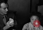 Standbild US-Armee Soldaten mit chinesischen Kinder China, 1943, aus Sekunde 59 historischem Filmmaterial Videoclip 65675053428