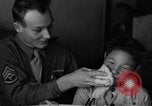 Standbild US-Armee Soldaten mit chinesischen Kinder China, 1943, aus Sekunde 60 historischem Filmmaterial Videoclip 65675053428