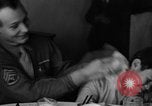 Standbild US-Armee Soldaten mit chinesischen Kinder China, 1943, aus Sekunde 61 historischem Filmmaterial Videoclip 65675053428