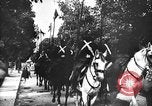 Image Funérailles de Ahmad II ibn Ali la Tunisie en Afrique du Nord, 1942, de la seconde 20 séquences d'archives historiques vidéo 65675053434