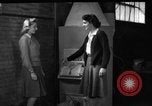 Immagine di Non fumogeno carbone forno United States USA, 1943, secondo 4 filmato di repertorio 65675053439
