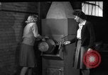 Immagine di Non fumogeno carbone forno United States USA, 1943, secondo 8 filmato di repertorio 65675053439