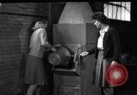 Immagine di Non fumogeno carbone forno United States USA, 1943, secondo 9 filmato di repertorio 65675053439