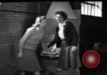 Immagine di Non fumogeno carbone forno United States USA, 1943, secondo 13 filmato di repertorio 65675053439