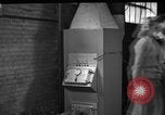Immagine di Non fumogeno carbone forno United States USA, 1943, secondo 14 filmato di repertorio 65675053439