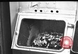 Immagine di Non fumogeno carbone forno United States USA, 1943, secondo 22 filmato di repertorio 65675053439