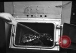 Immagine di Non fumogeno carbone forno United States USA, 1943, secondo 36 filmato di repertorio 65675053439