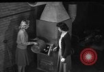 Immagine di Non fumogeno carbone forno United States USA, 1943, secondo 58 filmato di repertorio 65675053439