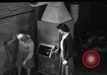 Immagine di Non fumogeno carbone forno United States USA, 1943, secondo 60 filmato di repertorio 65675053439