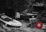 Standbild japanischen Selbstmord Boot Okinawa Ryukyu Inseln, 1945, aus Sekunde 8 historischem Filmmaterial Videoclip 65675053480