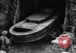 Standbild japanischen Selbstmord Boot Okinawa Ryukyu Inseln, 1945, aus Sekunde 27 historischem Filmmaterial Videoclip 65675053480