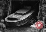 Standbild japanischen Selbstmord Boot Okinawa Ryukyu Inseln, 1945, aus Sekunde 36 historischem Filmmaterial Videoclip 65675053480
