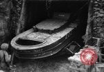 Standbild japanischen Selbstmord Boot Okinawa Ryukyu Inseln, 1945, aus Sekunde 37 historischem Filmmaterial Videoclip 65675053480