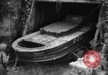 Standbild japanischen Selbstmord Boot Okinawa Ryukyu Inseln, 1945, aus Sekunde 39 historischem Filmmaterial Videoclip 65675053480