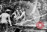 Standbild Truppen Last liefert auf Higgins Boote Salomonen, 1944, aus Sekunde 30 historischem Filmmaterial Videoclip 65675053483