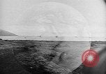 Standbild Truppen Last liefert auf Higgins Boote Salomonen, 1944, aus Sekunde 32 historischem Filmmaterial Videoclip 65675053483