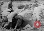 Standbild Truppen Last liefert auf Higgins Boote Salomonen, 1944, aus Sekunde 34 historischem Filmmaterial Videoclip 65675053483