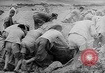 Standbild Truppen Last liefert auf Higgins Boote Salomonen, 1944, aus Sekunde 35 historischem Filmmaterial Videoclip 65675053483