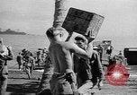 Standbild Truppen Last liefert auf Higgins Boote Salomonen, 1944, aus Sekunde 46 historischem Filmmaterial Videoclip 65675053483