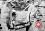 Standbild Truppen Last liefert auf Higgins Boote Salomonen, 1944, aus Sekunde 48 historischem Filmmaterial Videoclip 65675053483