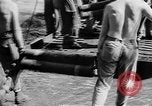 Standbild Truppen Last liefert auf Higgins Boote Salomonen, 1944, aus Sekunde 53 historischem Filmmaterial Videoclip 65675053483