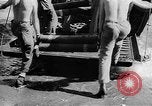 Standbild Truppen Last liefert auf Higgins Boote Salomonen, 1944, aus Sekunde 54 historischem Filmmaterial Videoclip 65675053483