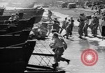 Standbild Truppen Last liefert auf Higgins Boote Salomonen, 1944, aus Sekunde 55 historischem Filmmaterial Videoclip 65675053483