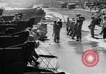 Standbild Truppen Last liefert auf Higgins Boote Salomonen, 1944, aus Sekunde 56 historischem Filmmaterial Videoclip 65675053483
