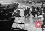 Standbild Truppen Last liefert auf Higgins Boote Salomonen, 1944, aus Sekunde 57 historischem Filmmaterial Videoclip 65675053483