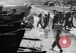 Standbild Truppen Last liefert auf Higgins Boote Salomonen, 1944, aus Sekunde 58 historischem Filmmaterial Videoclip 65675053483