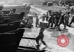 Standbild Truppen Last liefert auf Higgins Boote Salomonen, 1944, aus Sekunde 59 historischem Filmmaterial Videoclip 65675053483