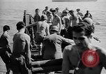Standbild Truppen Last liefert auf Higgins Boote Salomonen, 1944, aus Sekunde 61 historischem Filmmaterial Videoclip 65675053483