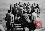 Standbild Truppen Last liefert auf Higgins Boote Salomonen, 1944, aus Sekunde 62 historischem Filmmaterial Videoclip 65675053483