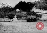 Immagine di Artiglieria tedesca fire scioperi nei pressi di truppe americane Volturno River Valley Italia, 1944, secondo 3 filmato di repertorio 65675053484