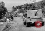 Immagine di Artiglieria tedesca fire scioperi nei pressi di truppe americane Volturno River Valley Italia, 1944, secondo 12 filmato di repertorio 65675053484
